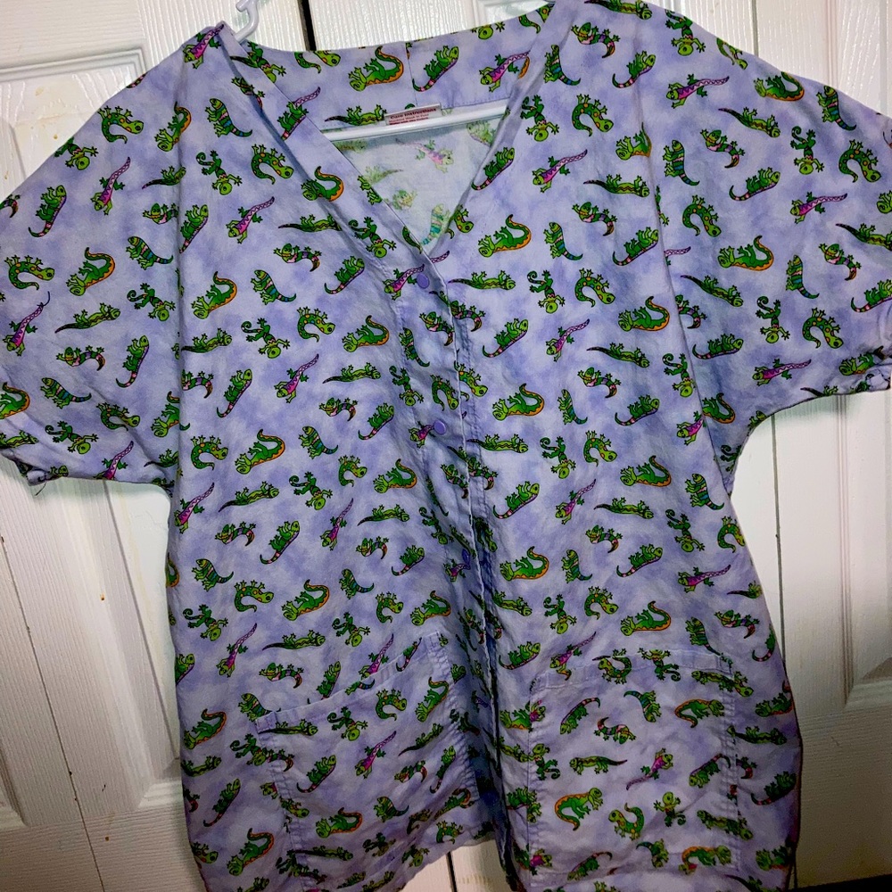 Animal Kingdom Women’s Lizard Scrub Top—Snap Front